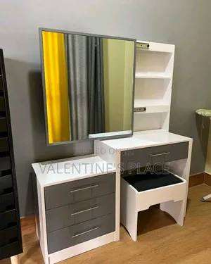 Dressers/Dressing Tables