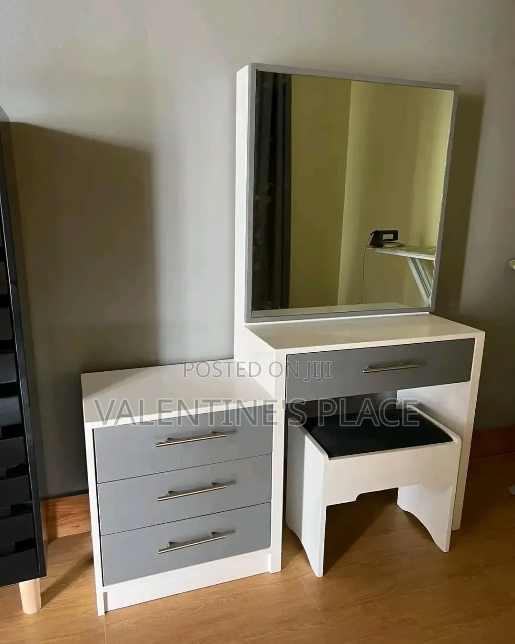 Dressers/Dressing Tables