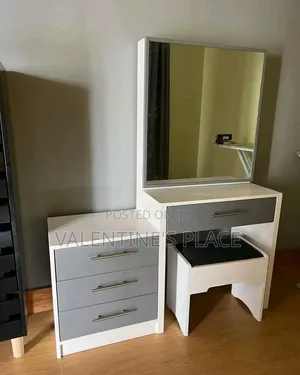 Dressers/Dressing Tables