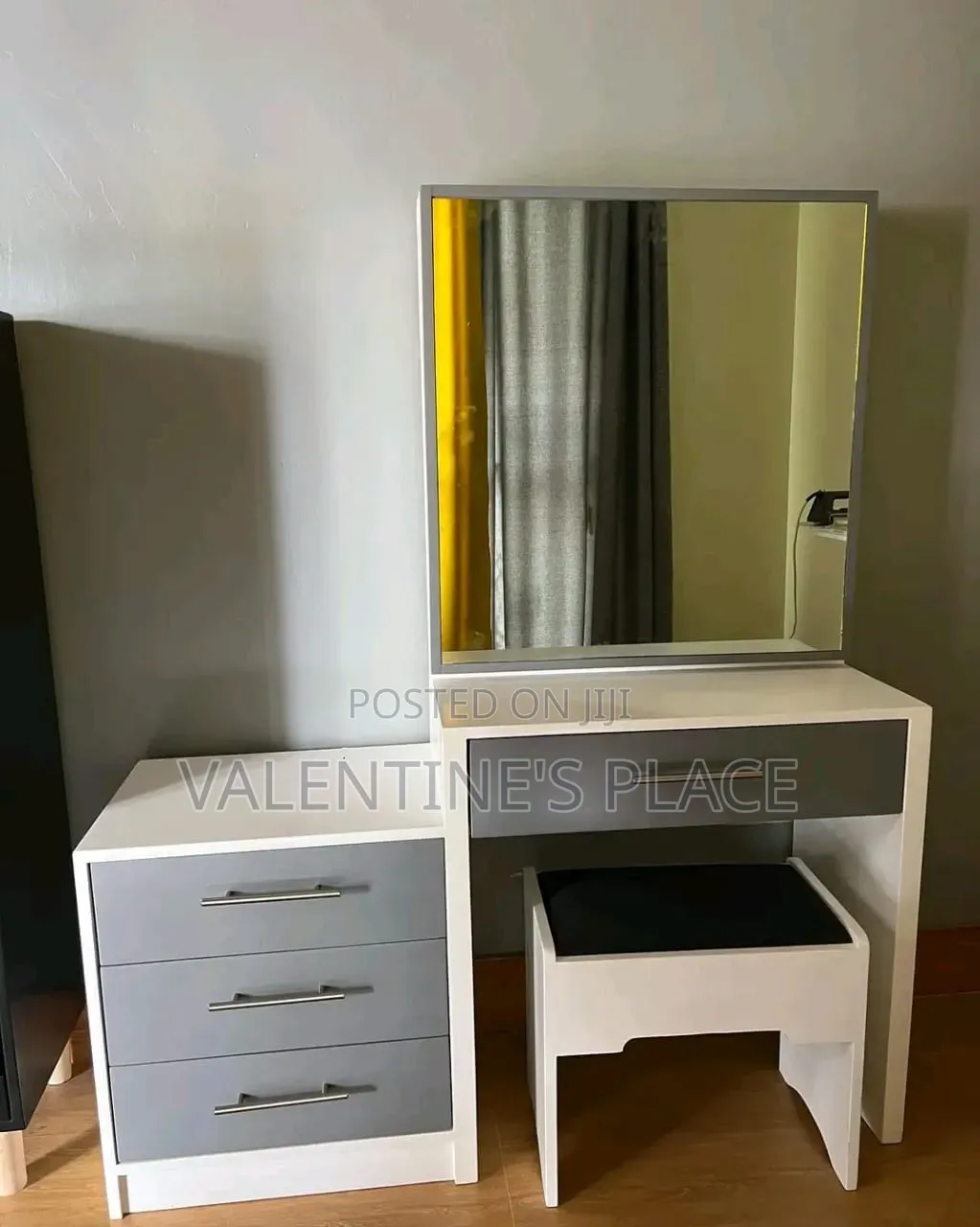 Dressers/Dressing Tables