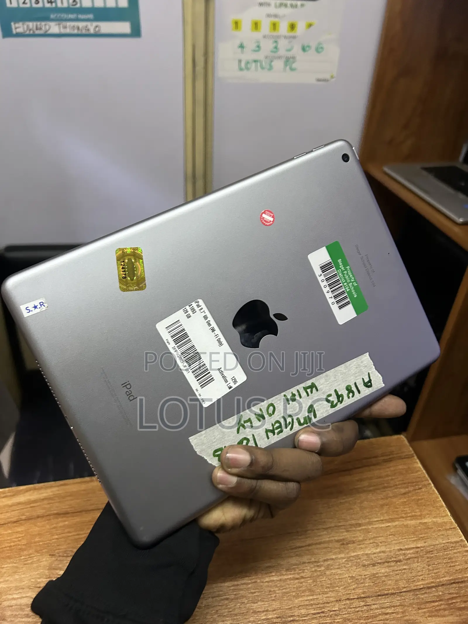 Apple iPad 9.7 128 GB Gray