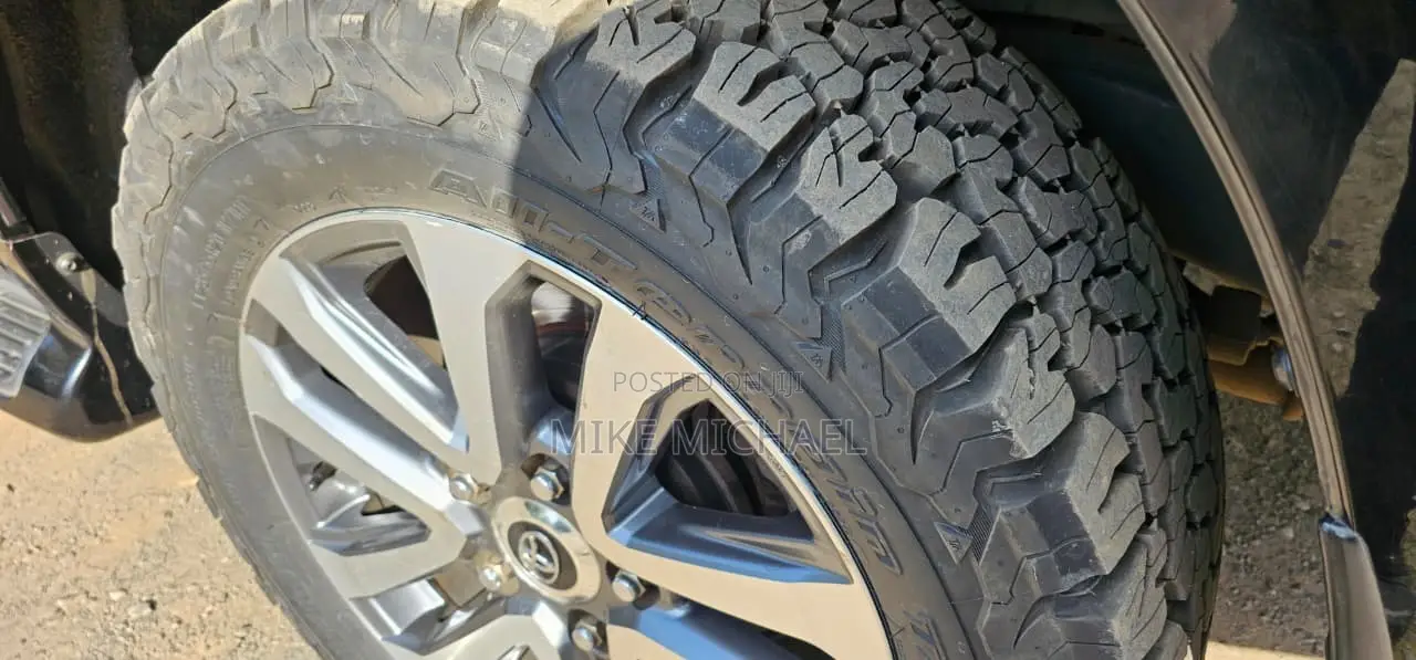 Toyota Land Cruiser 4.6 V8 ZX 2017 Black