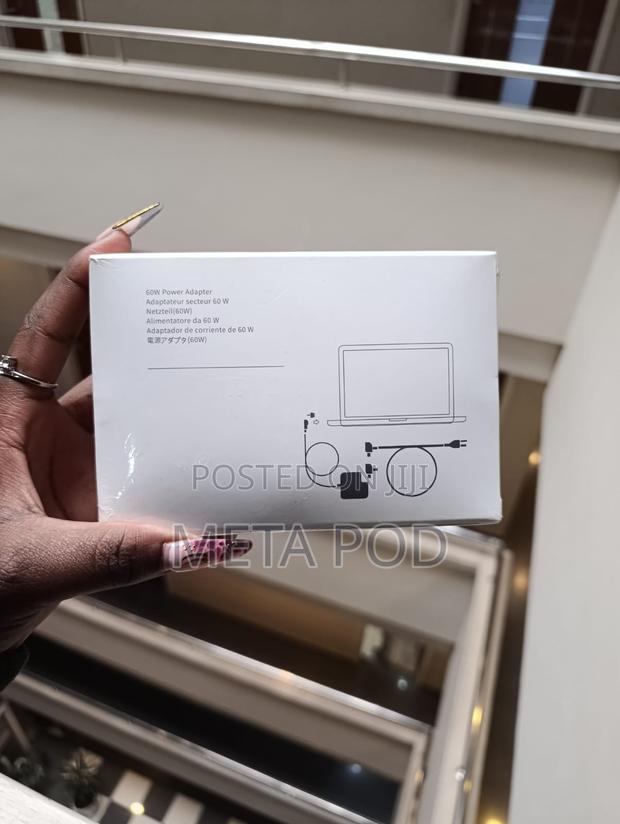 MacBOOK 60W Power Adapter - thumbnail 2