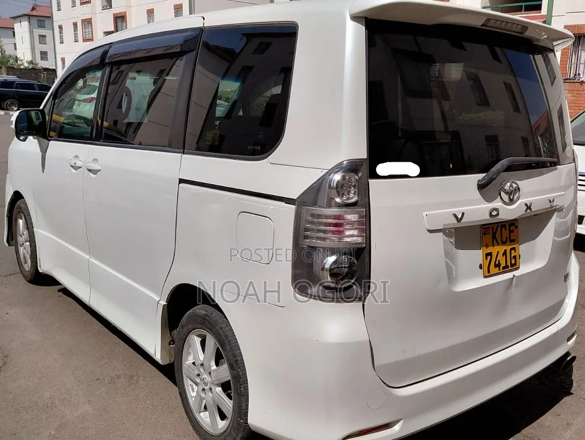 Toyota Voxy X L Edition 2WD 8-Seater 2008 White