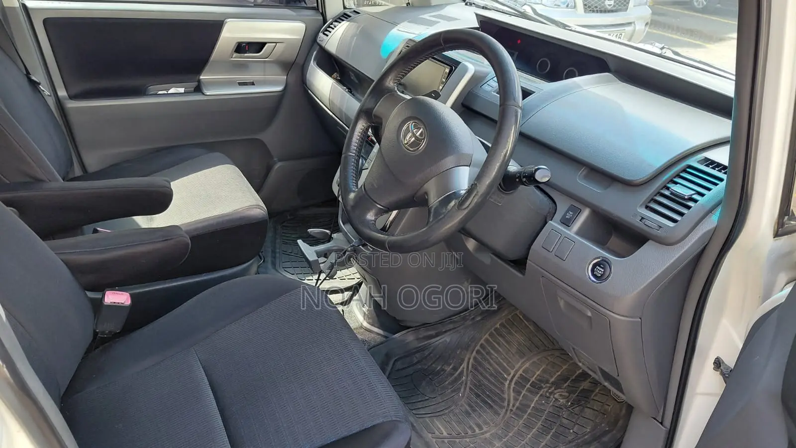 Toyota Voxy X L Edition 2WD 8-Seater 2008 White