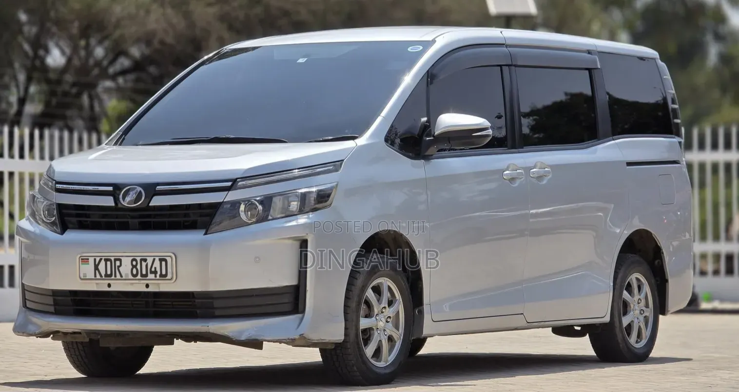 Toyota Voxy 2018 Silver