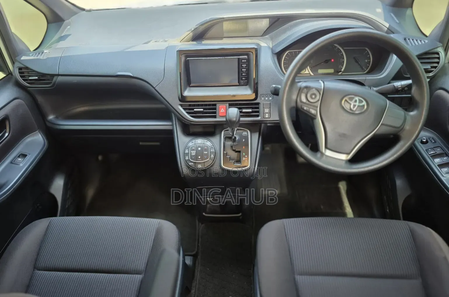 Toyota Voxy 2018 Silver