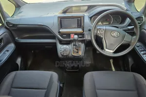 Toyota Voxy 2018 Silver