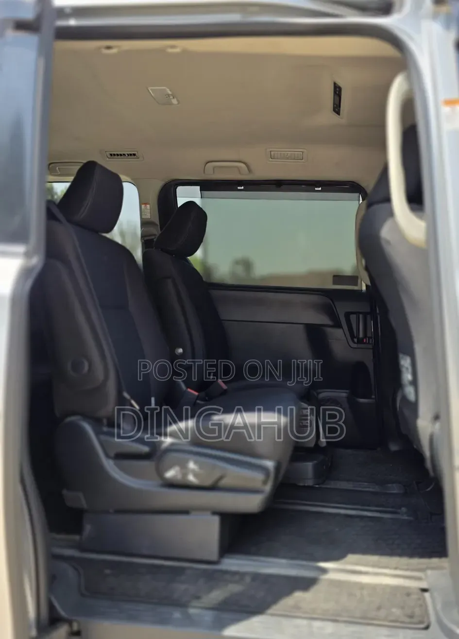 Toyota Voxy 2018 Silver