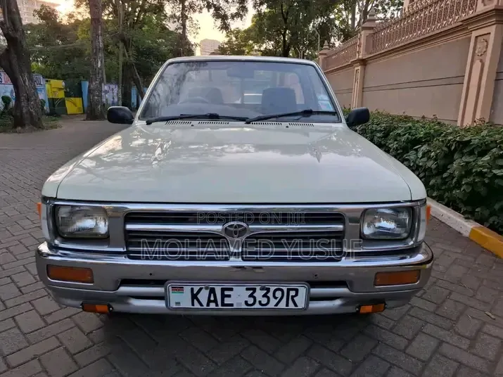 Toyota Hilux 2004 Yellow