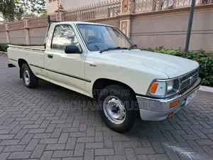 Toyota Hilux 2004 Yellow