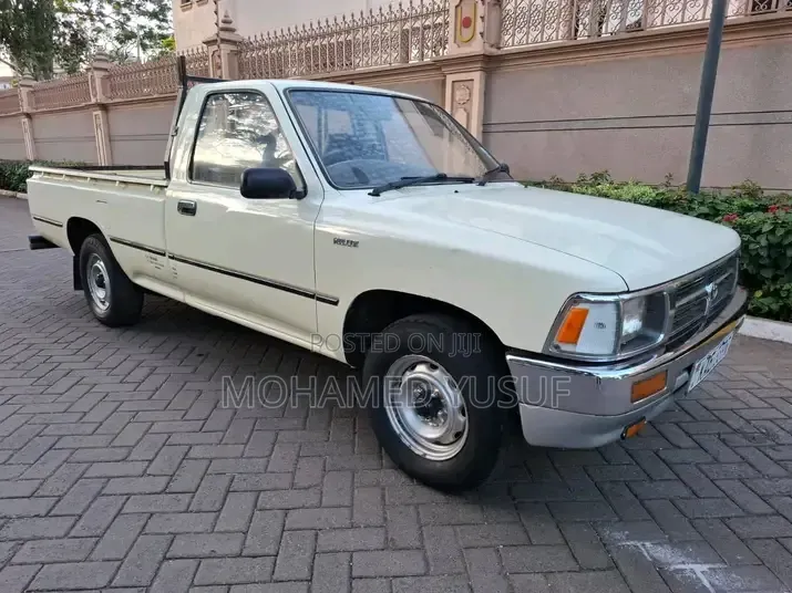Toyota Hilux 2004 Yellow