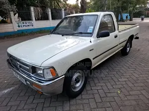 Toyota Hilux 2004 Yellow