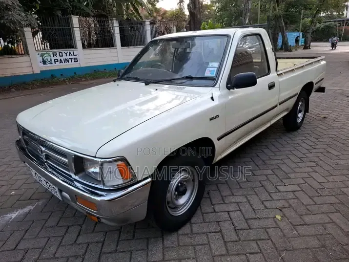 Toyota Hilux 2004 Yellow