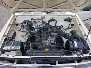 Toyota Hilux 2004 Yellow