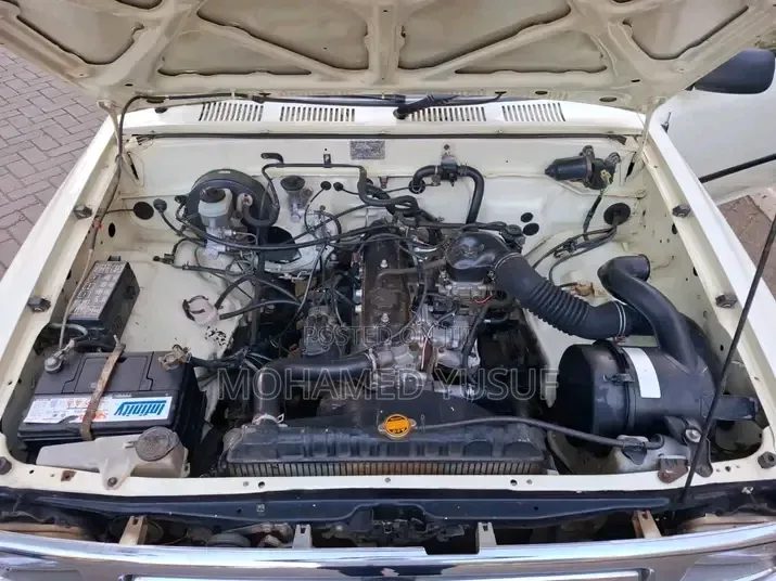 Toyota Hilux 2004 Yellow