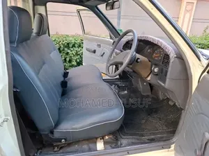 Toyota Hilux 2004 Yellow