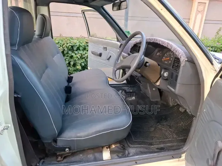 Toyota Hilux 2004 Yellow
