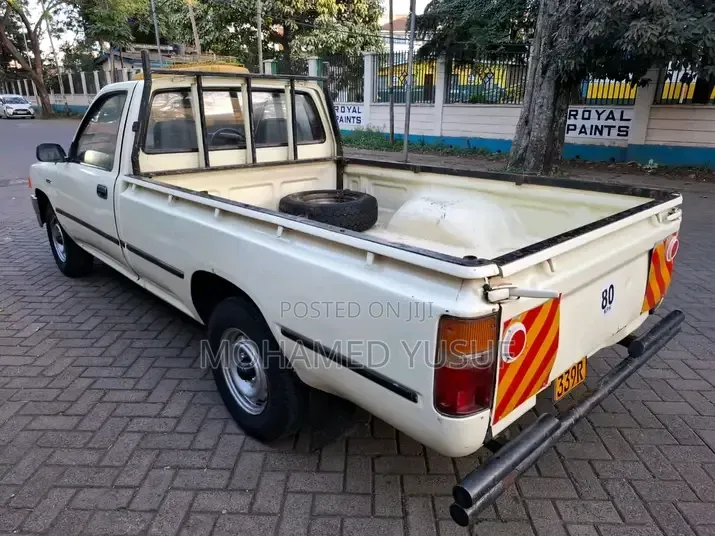 Toyota Hilux 2004 Yellow