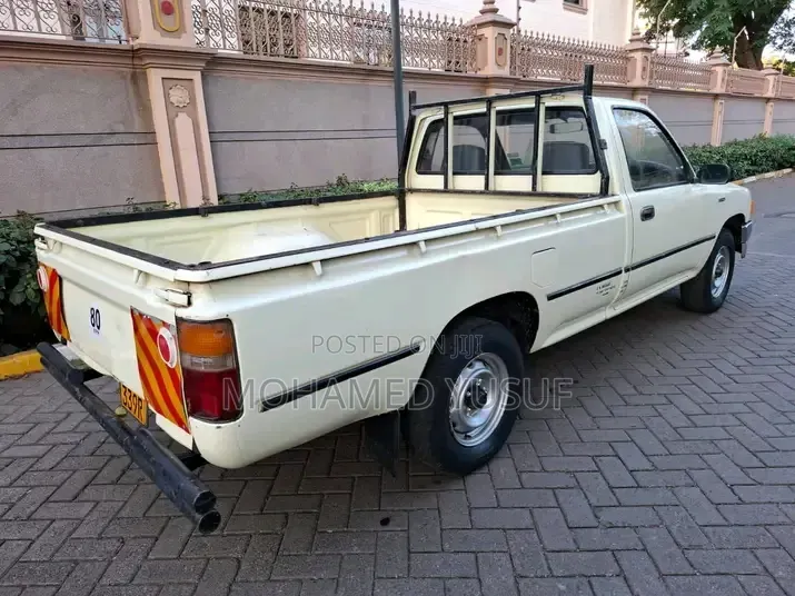 Toyota Hilux 2004 Yellow