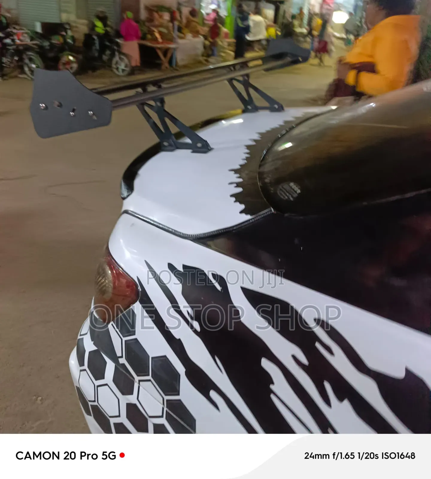 Universal Mount Racing Wing Spoiler Mounted on the Car Trunk