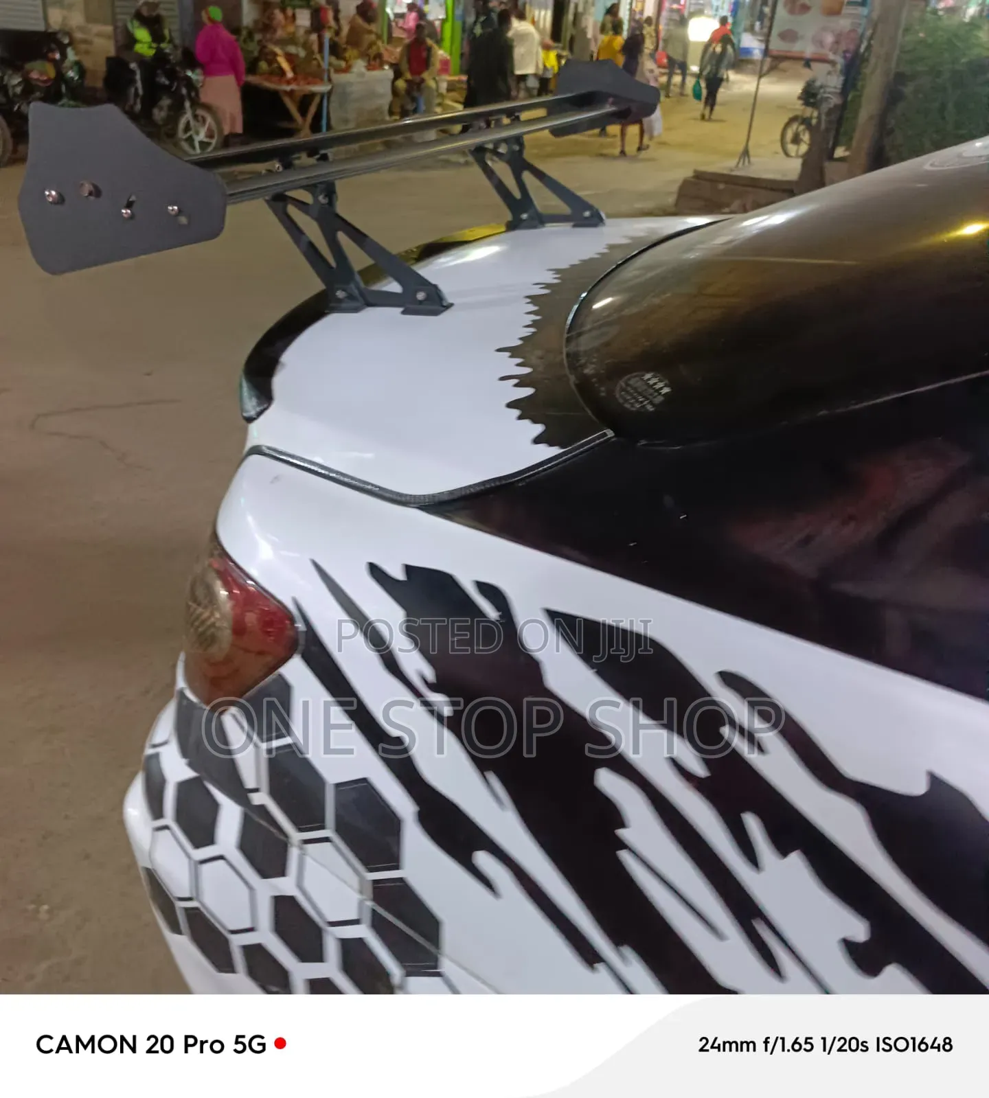 Universal Mount Racing Wing Spoiler Mounted on the Car Trunk