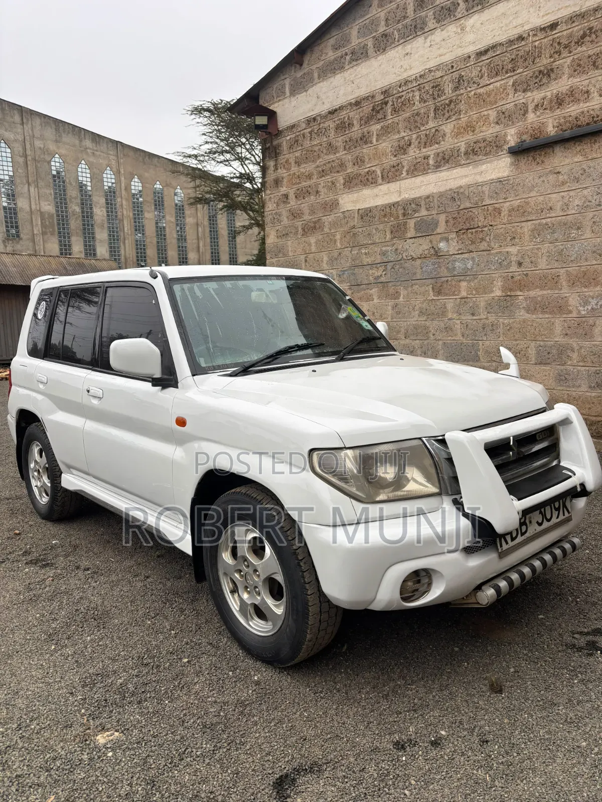 Mitsubishi Pajero 2000 White