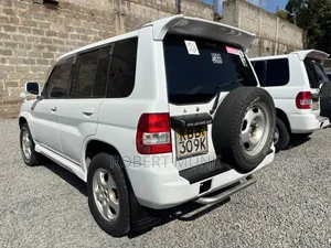 Mitsubishi Pajero 2000 White