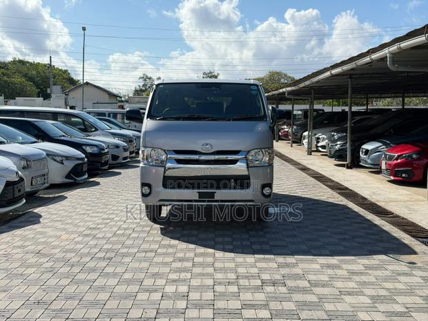 Toyota HiAce 2018 Silver - thumbnail 2