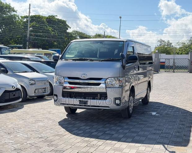 Toyota HiAce 2018 Silver - thumbnail 3