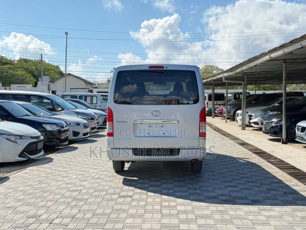 Toyota HiAce 2018 Silver - thumbnail 5