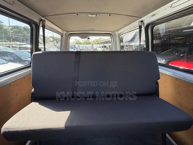 Toyota HiAce 2018 Silver - thumbnail 7
