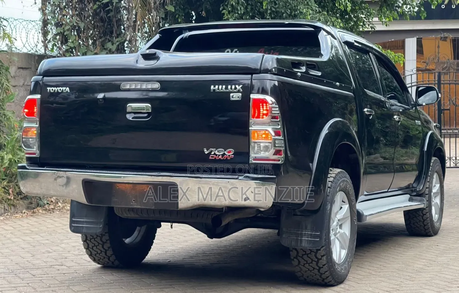 Toyota Hilux 2016 Black
