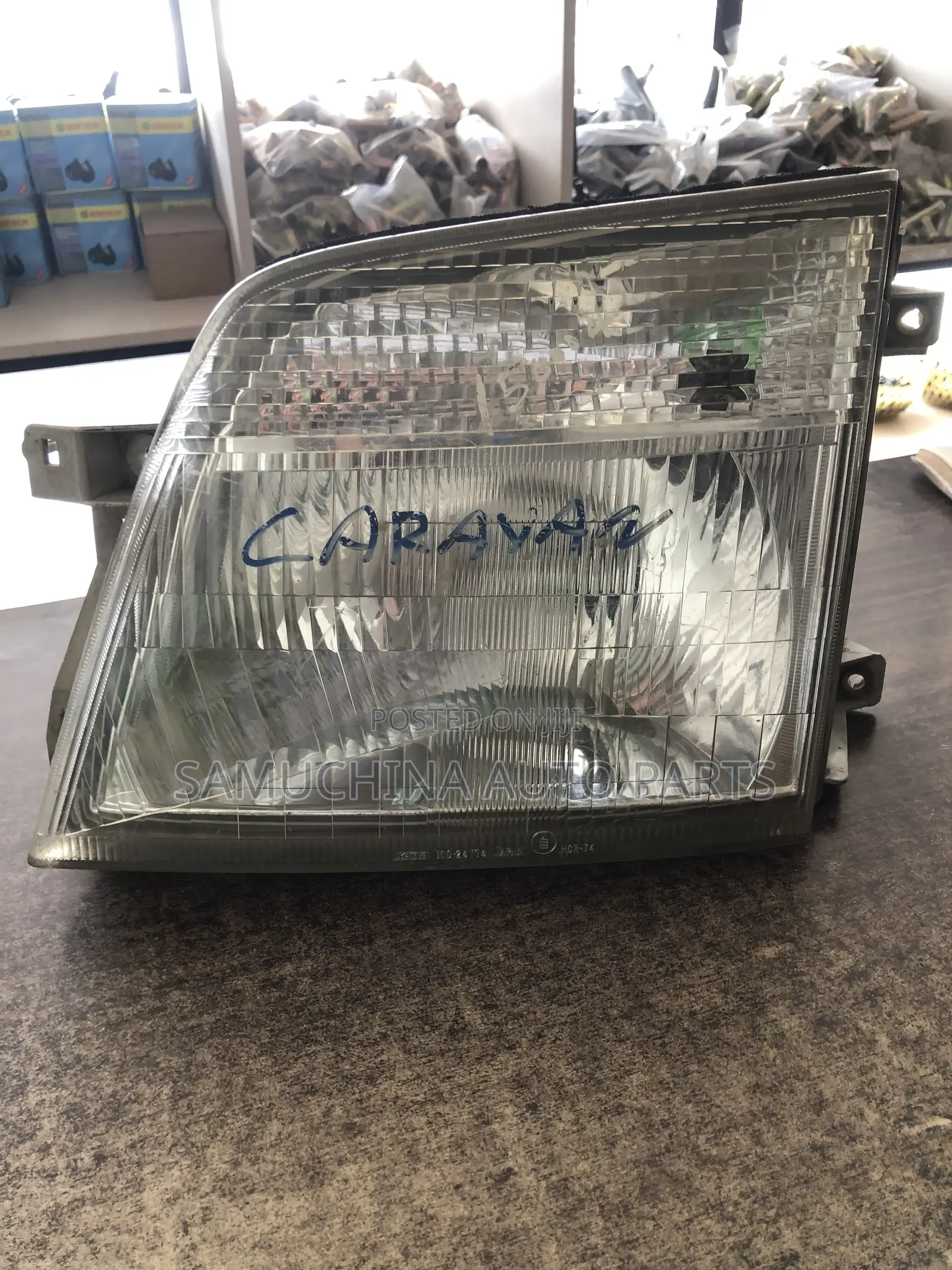 Headlight Nissan Caravan {Left }