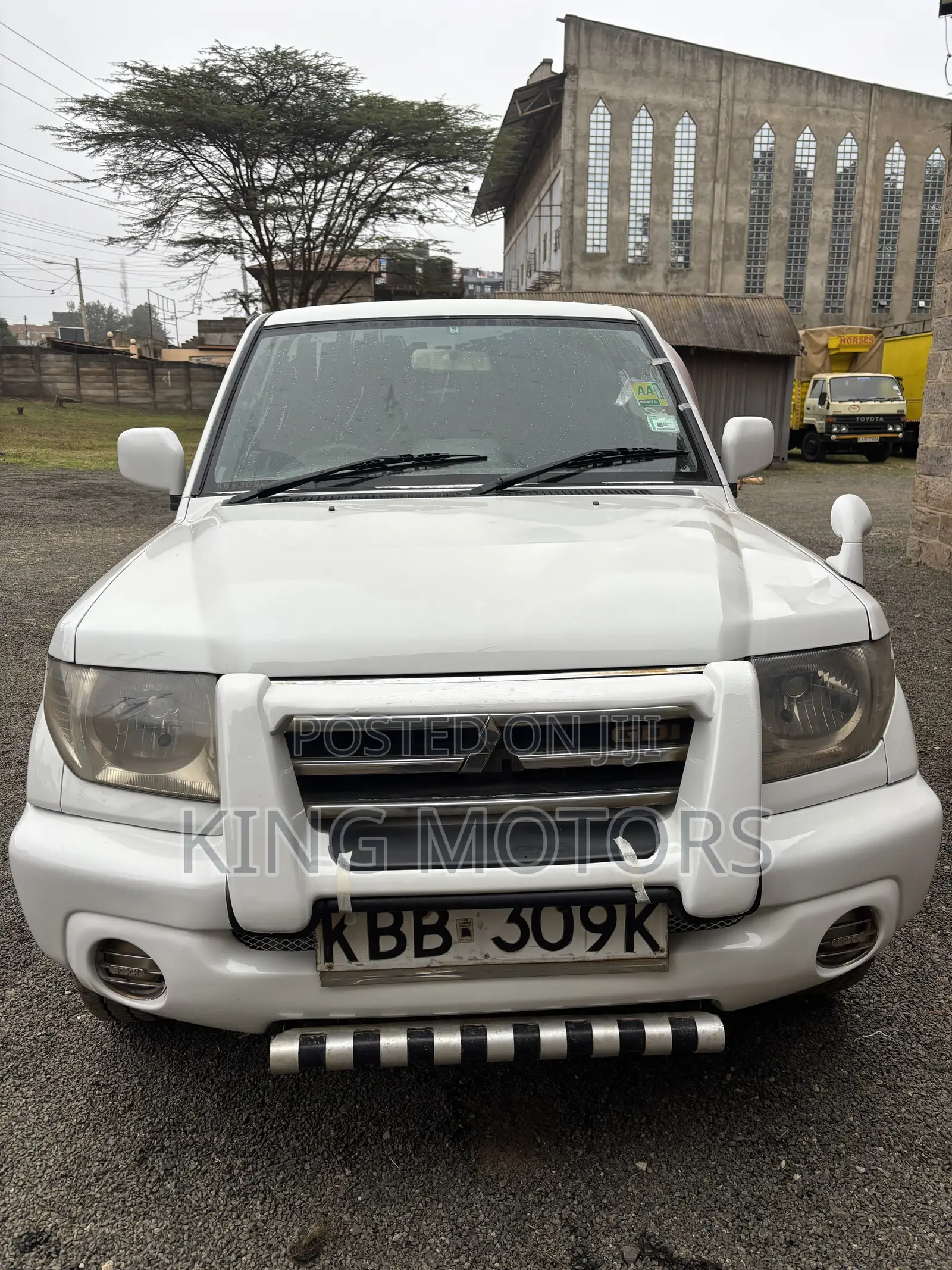 Mitsubishi Pajero 2002 White