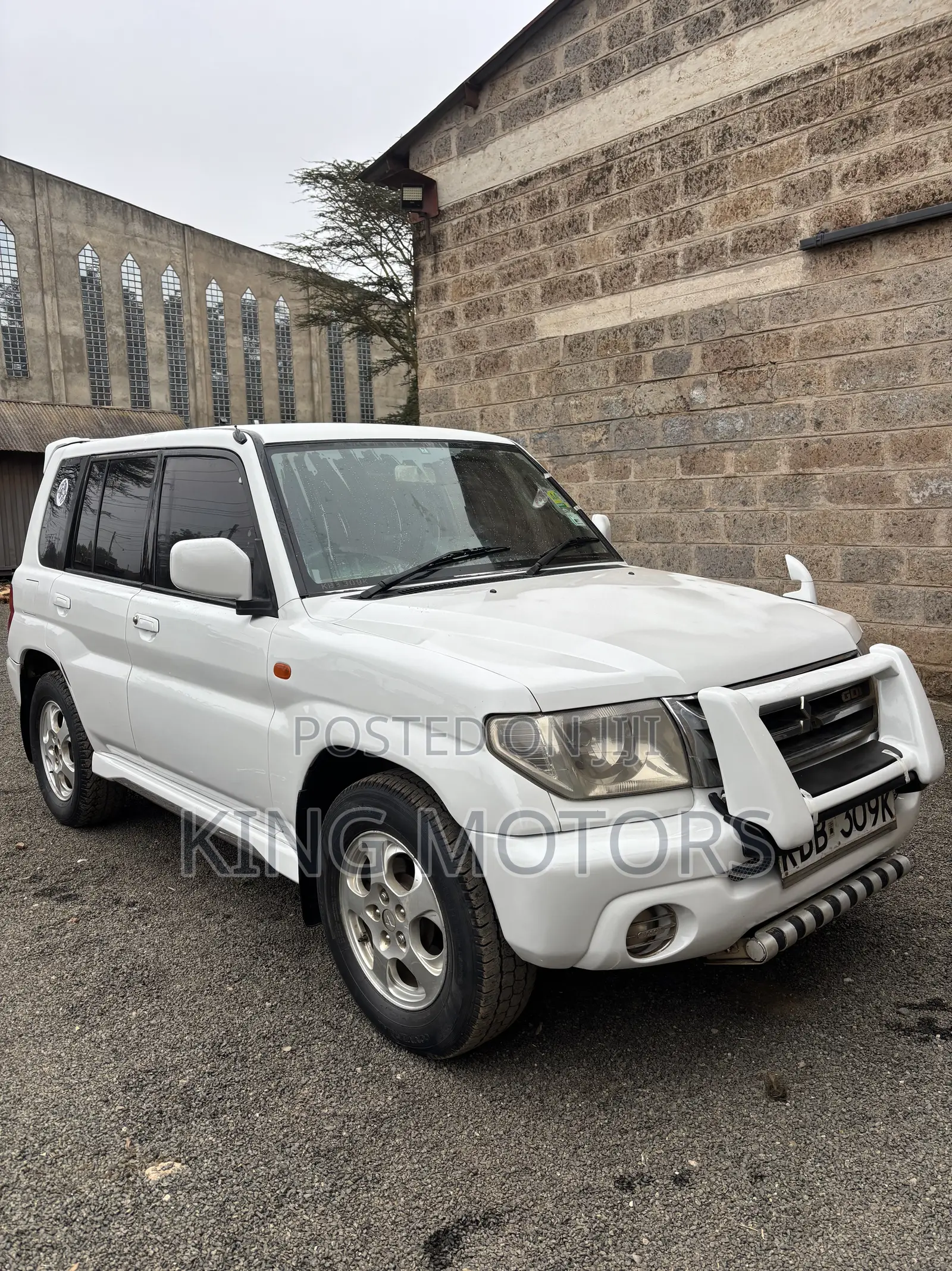 Mitsubishi Pajero 2002 White