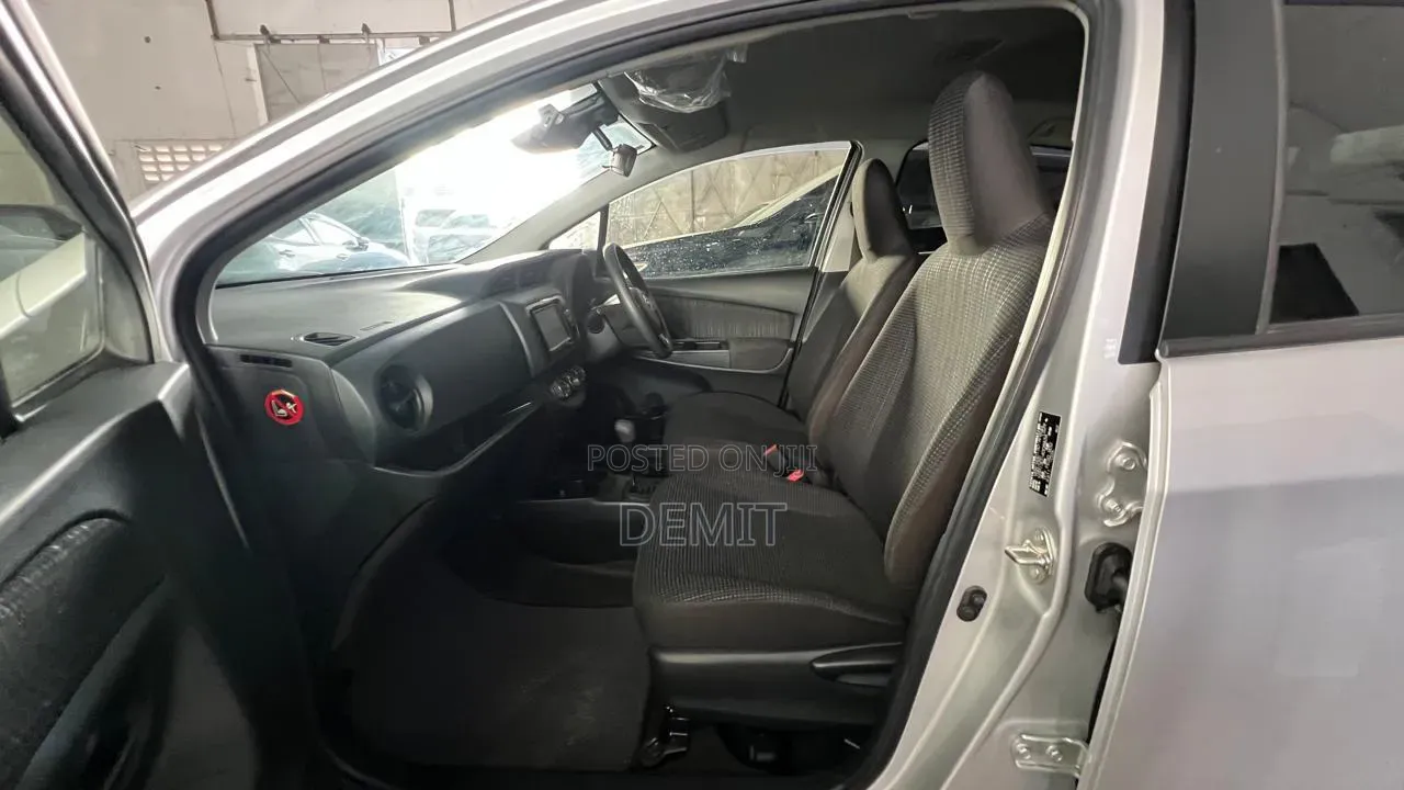 Toyota Vitz 1.3 FWD 5dr 2019 Silver