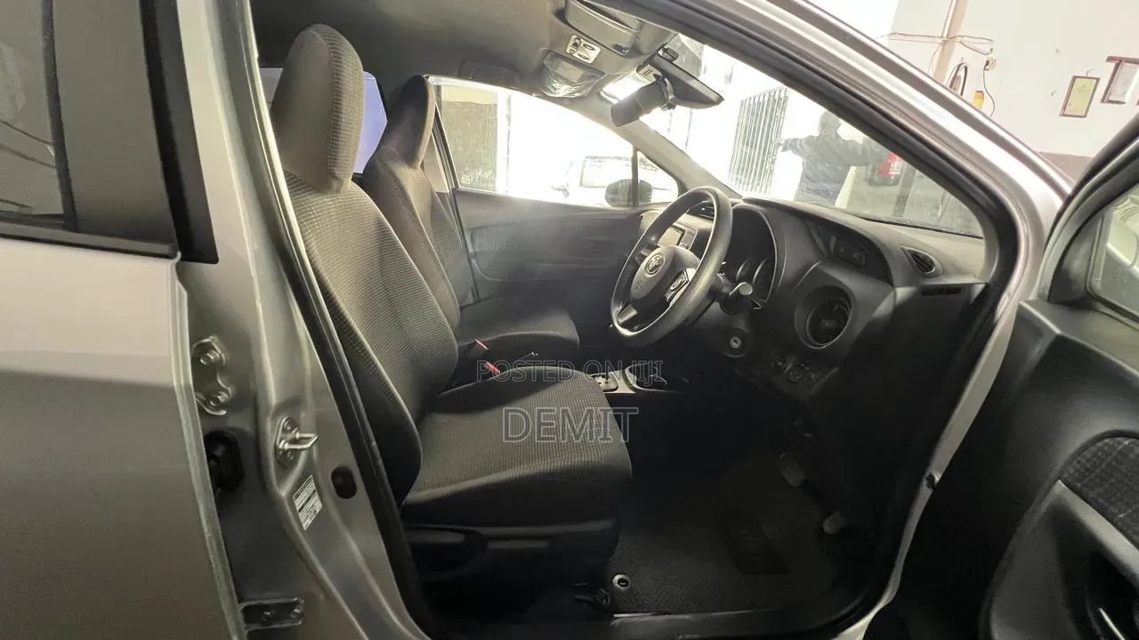 Toyota Vitz 1.3 FWD 5dr 2019 Silver
