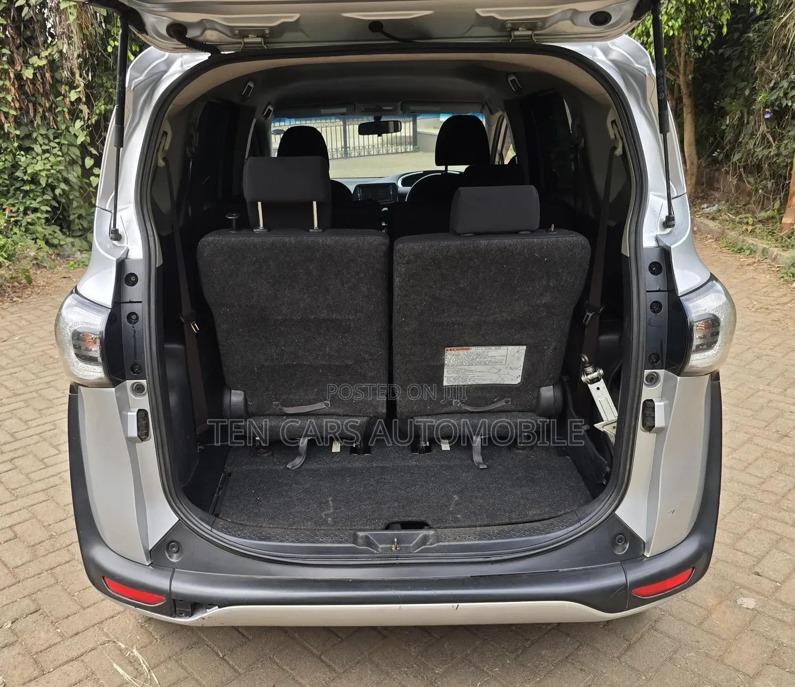 Toyota Sienta 2016 Silver