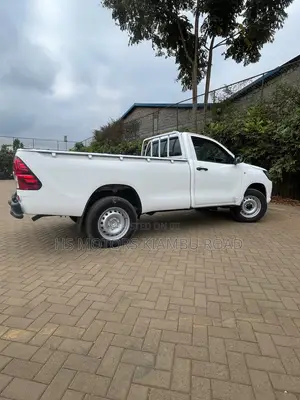 Toyota Hilux 2021 White