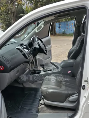 Toyota Hilux 2012 White