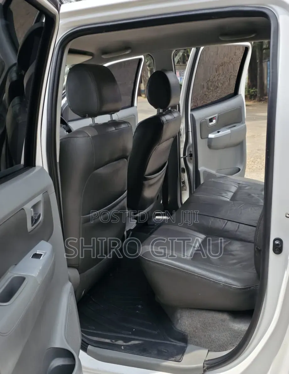 Toyota Hilux 2012 White