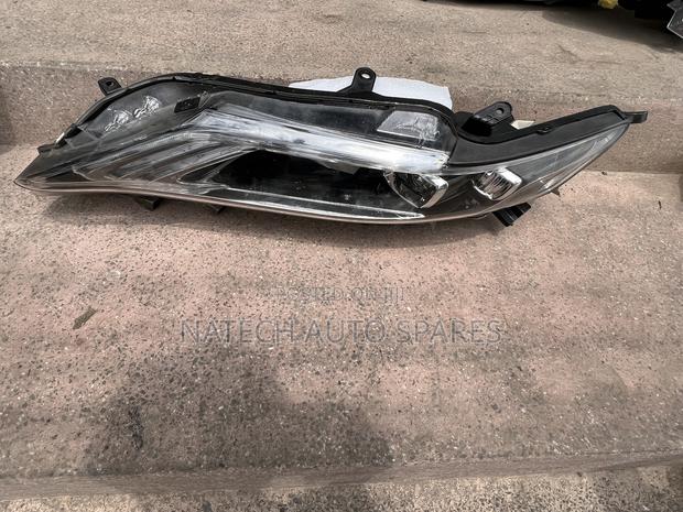 Toyota Harrier Headlight)