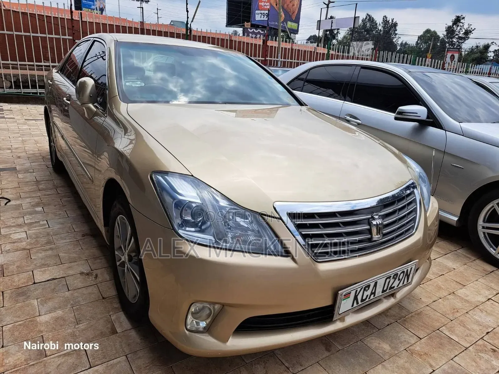 Toyota Crown 2010 Gold