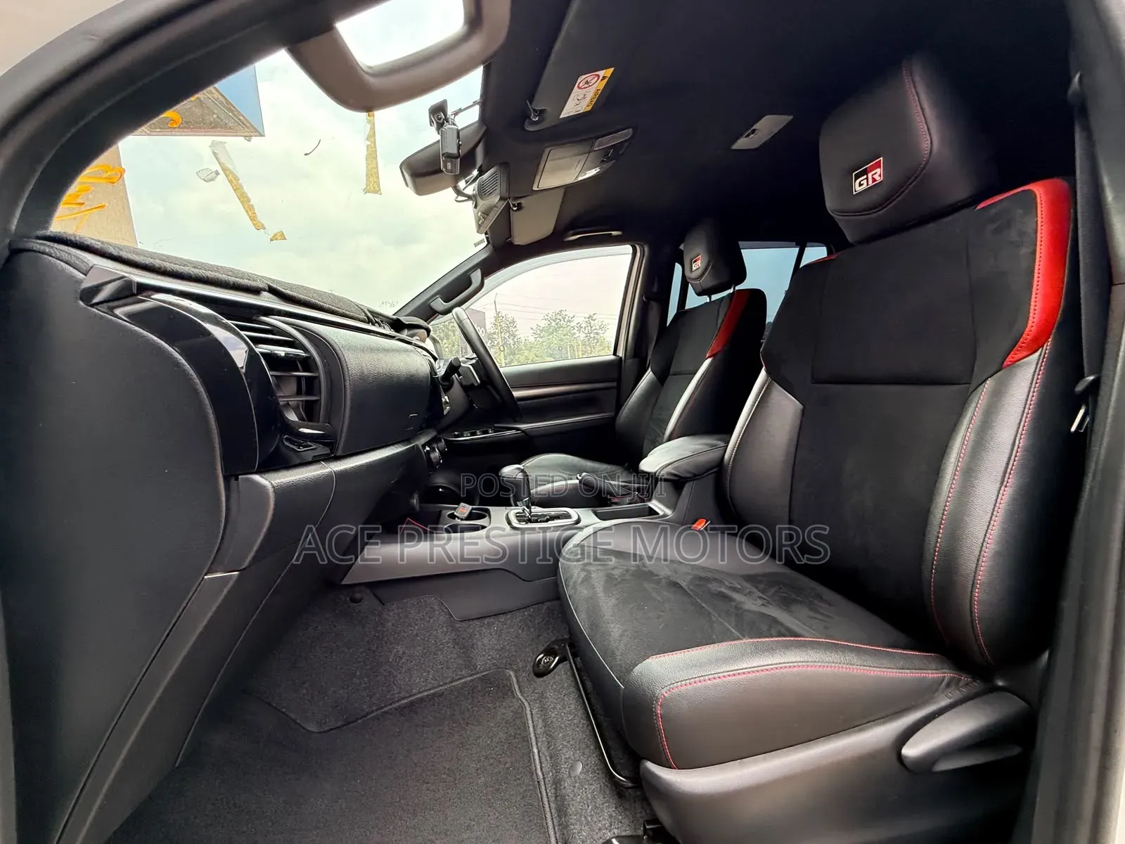 Toyota Hilux 2022 White