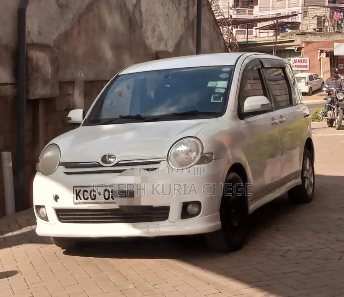 Toyota Sienta 2010 White