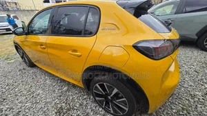 Peugeot 208 2021 Yellow