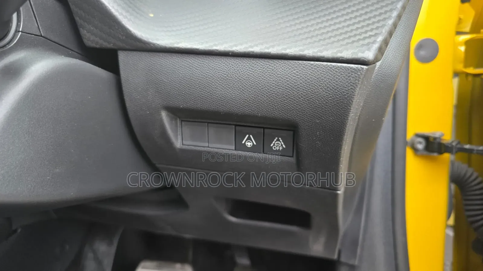 Peugeot 208 2021 Yellow