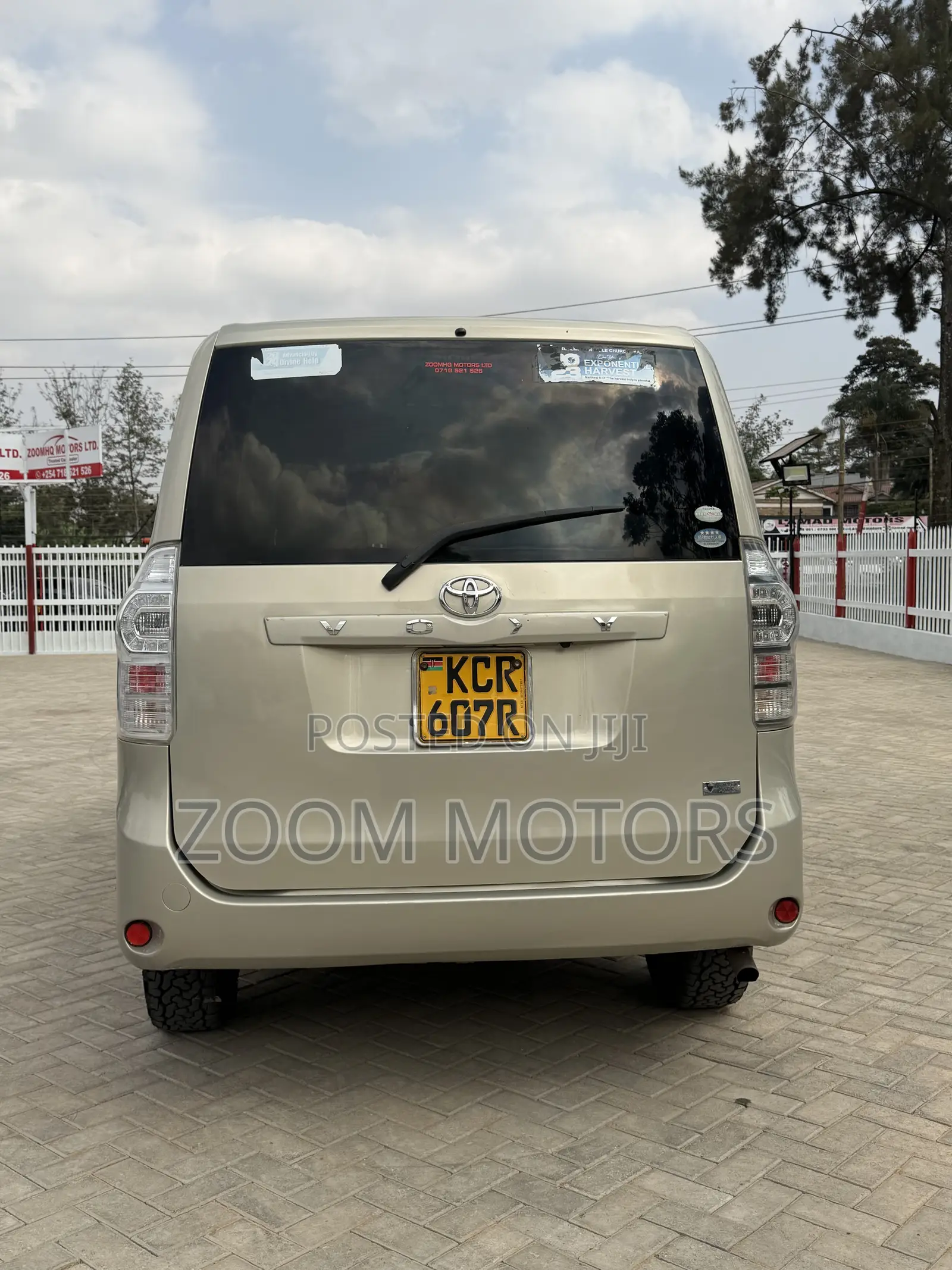 Toyota Voxy V 2WD 8-Seater 2012 Beige