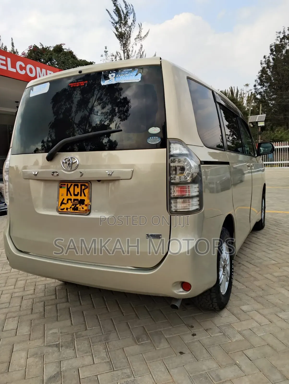 Toyota Noah 2012 Gold